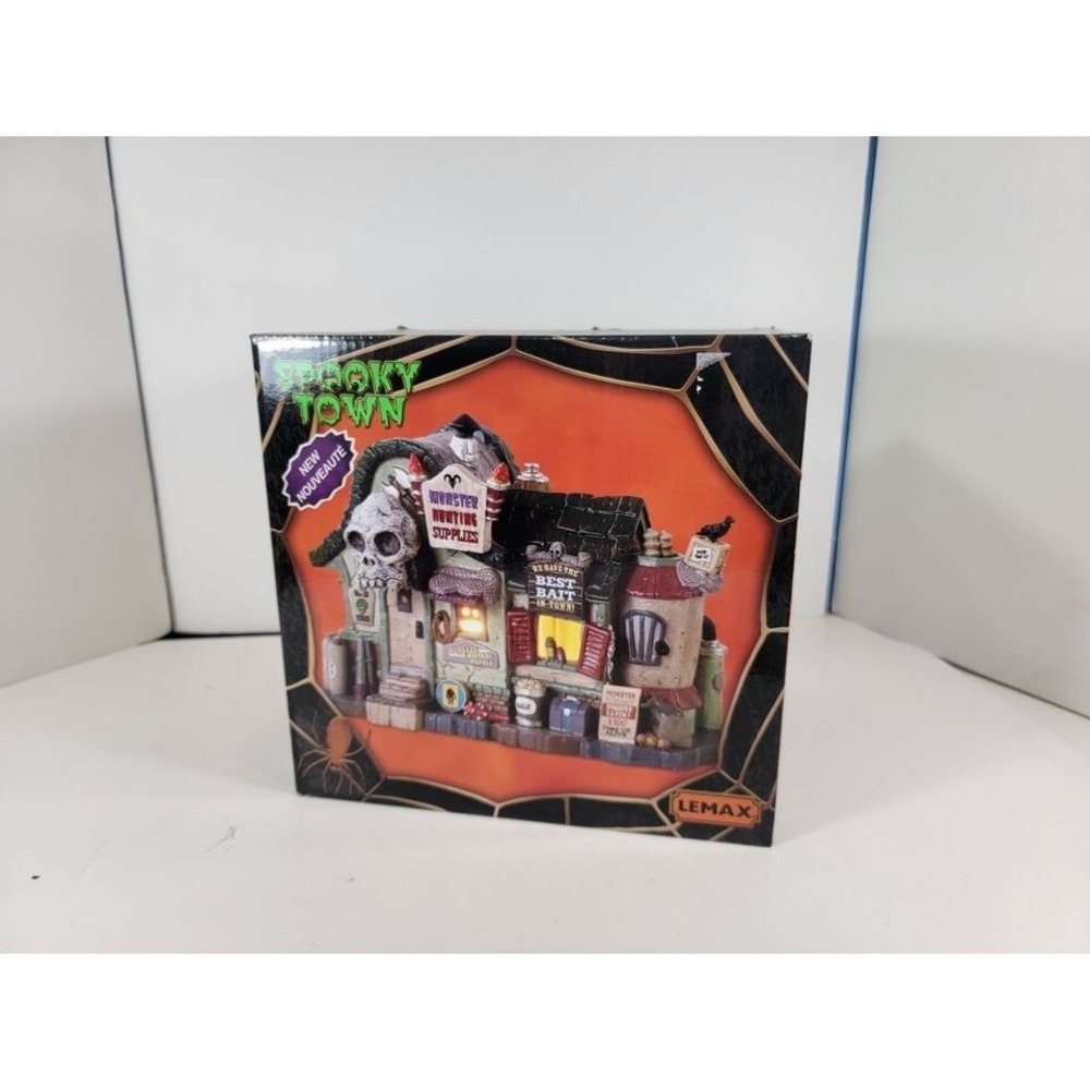 Lemax Spooky Town 2018 MONSTER HUNTING‎ SUPPLIES #85311 BNIB Lighted Halloween